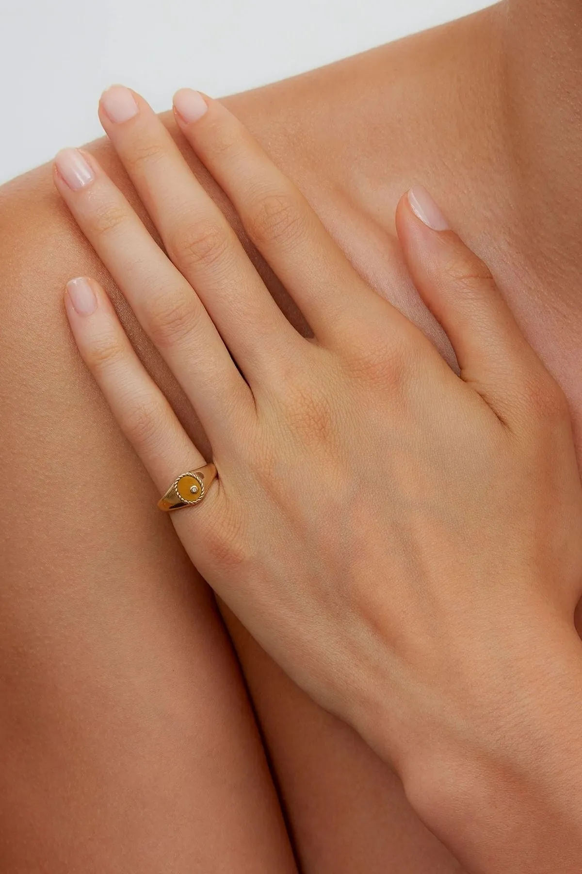Yvonne Léon Baby Tiger Eye Oval Chevalière Ring - Yellow Gold